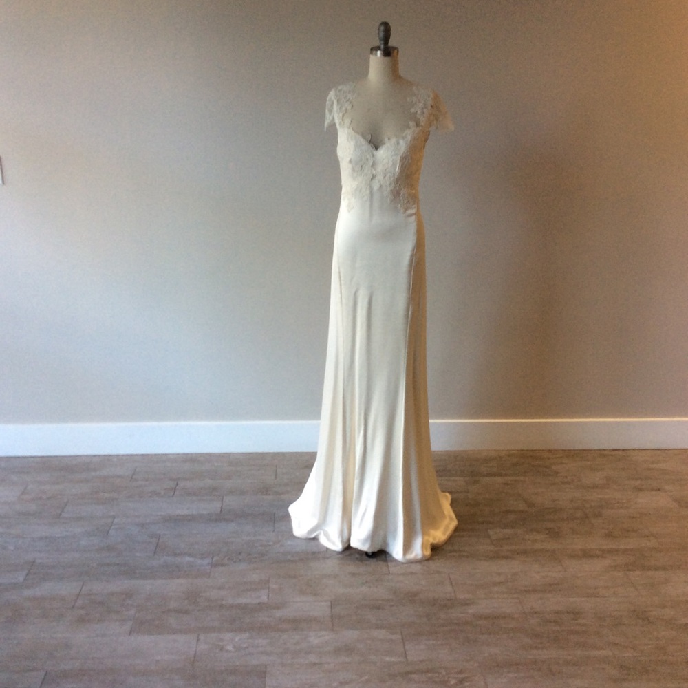 Ulla Maija  Wedding Dress Designer Size 8